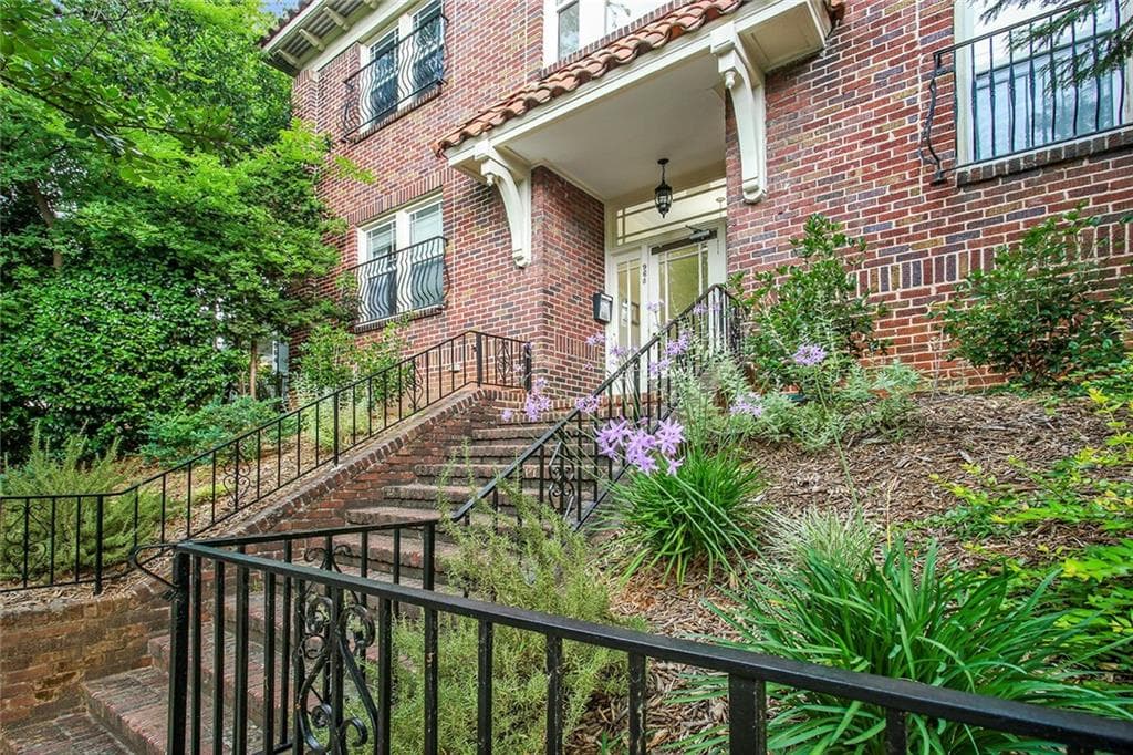 2 bedroom, 900 sq ft condominium sold at 968 NE Saint Charles Avenue 108, Atlanta, GA 30306