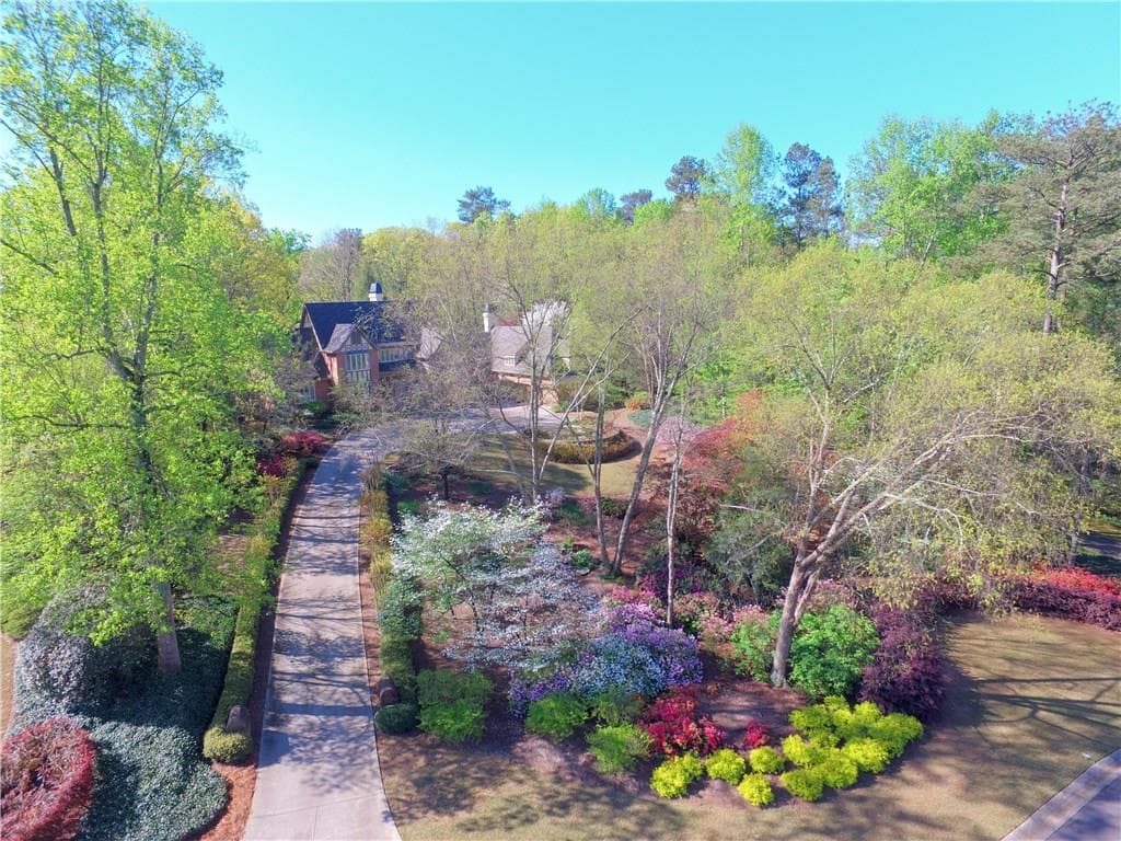 6 bedroom, 7,139 sq ft single family residence sold at 5305 N Powers Ferry Road, Atlanta, GA 30327