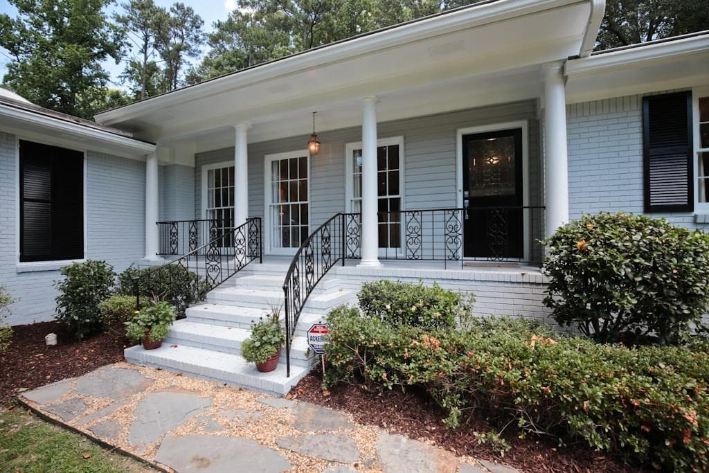 3 bedroom, 2,694 sq ft single family residence sold at 2939 Sequoyah Drive, Atlanta, GA 30327