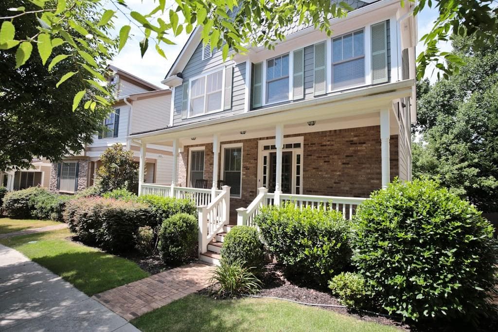 3 bedroom, 2,350 sq ft single family residence sold at 1624 Gilstrap Lane, Atlanta, GA 30318