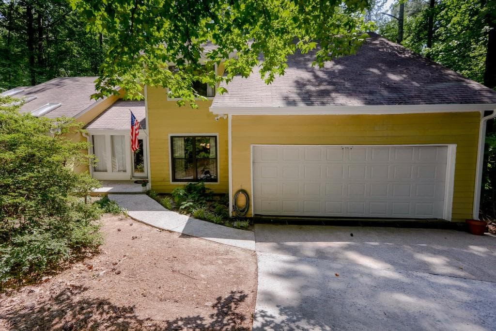6 bedroom, 3,611 sq ft single family residence sold at 880 Lake Overlook, Roswell, GA 30076