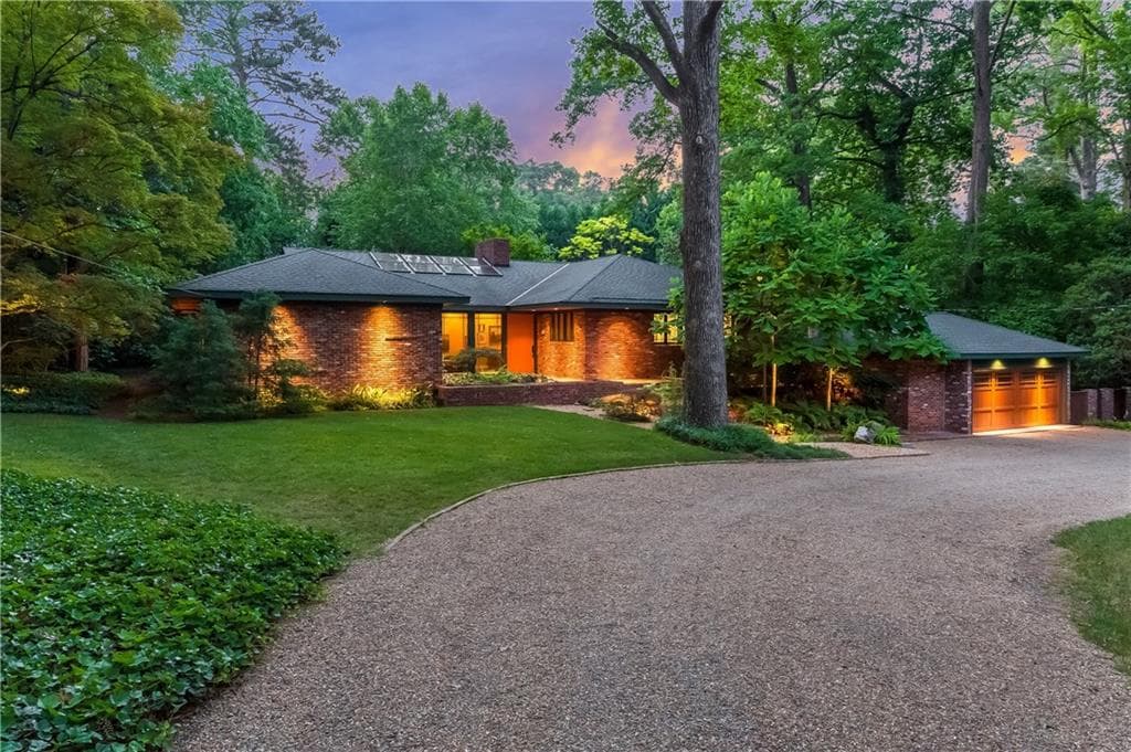 4 bedroom, 3,769 sq ft single family residence sold at 3050 Nancy Creek Road, Atlanta, GA 30327