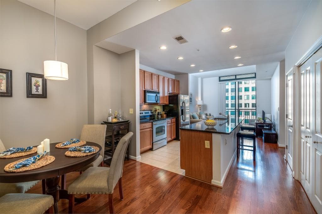1 bedroom, 770 sq ft condominium sold at 3040 Peachtree Road 1502, Atlanta, GA 30305