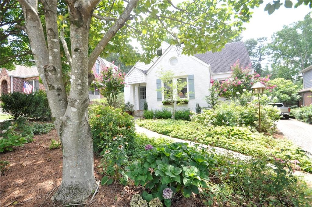 4 bedroom, 2,961 sq ft single family residence sold at 2209 Willow Avenue, Atlanta, GA 30305