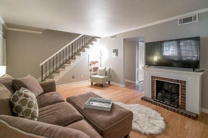 2 bedroom, 1,100 sq ft condominium sold at 122 Woodmere Square, Atlanta, GA 30327