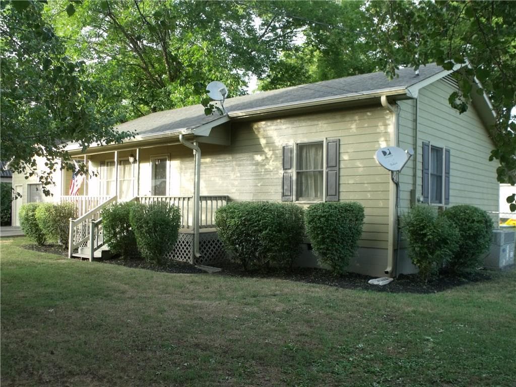 2 bedroom, 960 sq ft single family residence sold at 303 S Main Street, Adairsville, GA 30103