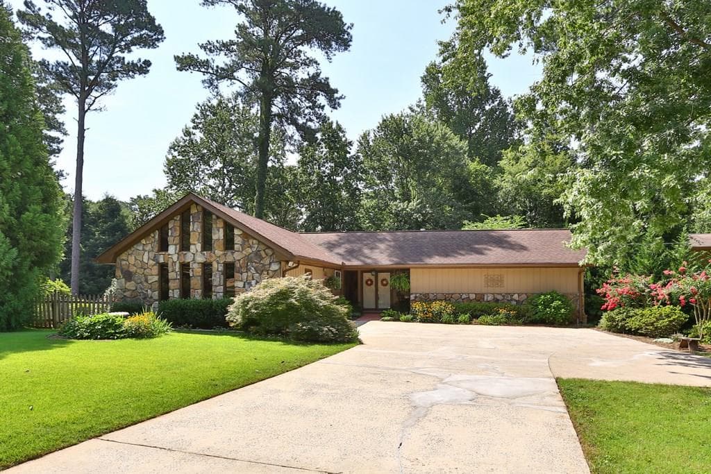 3 bedroom, 1,826 sq ft single family residence sold at 2576 Glen Circle, Lawrenceville, GA 30044