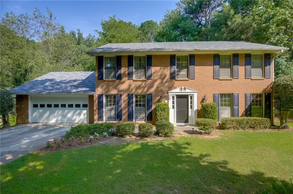 4 bedroom, 2,376 sq ft single family residence sold at 650 Lake Forest Court, Roswell, GA 30076