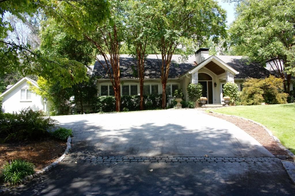 4 bedroom, 2,543 sq ft single family residence sold at 301 Londonberry Road, Atlanta, GA 30327