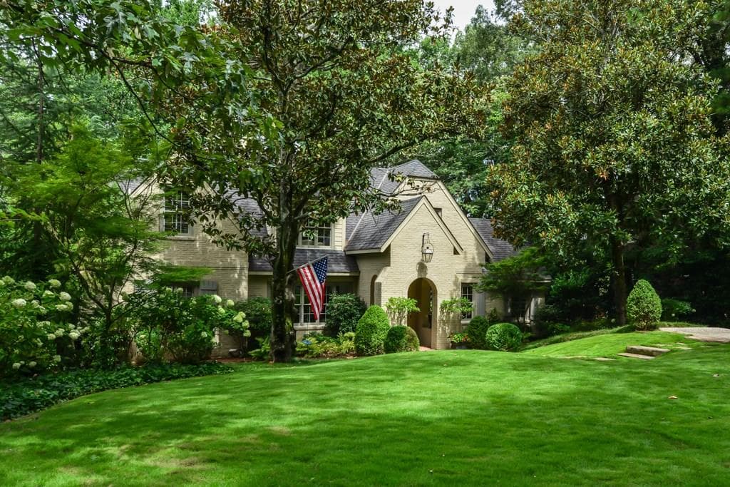 4 bedroom, 4,500 sq ft single family residence sold at 2914 Arden Road, Atlanta, GA 30327