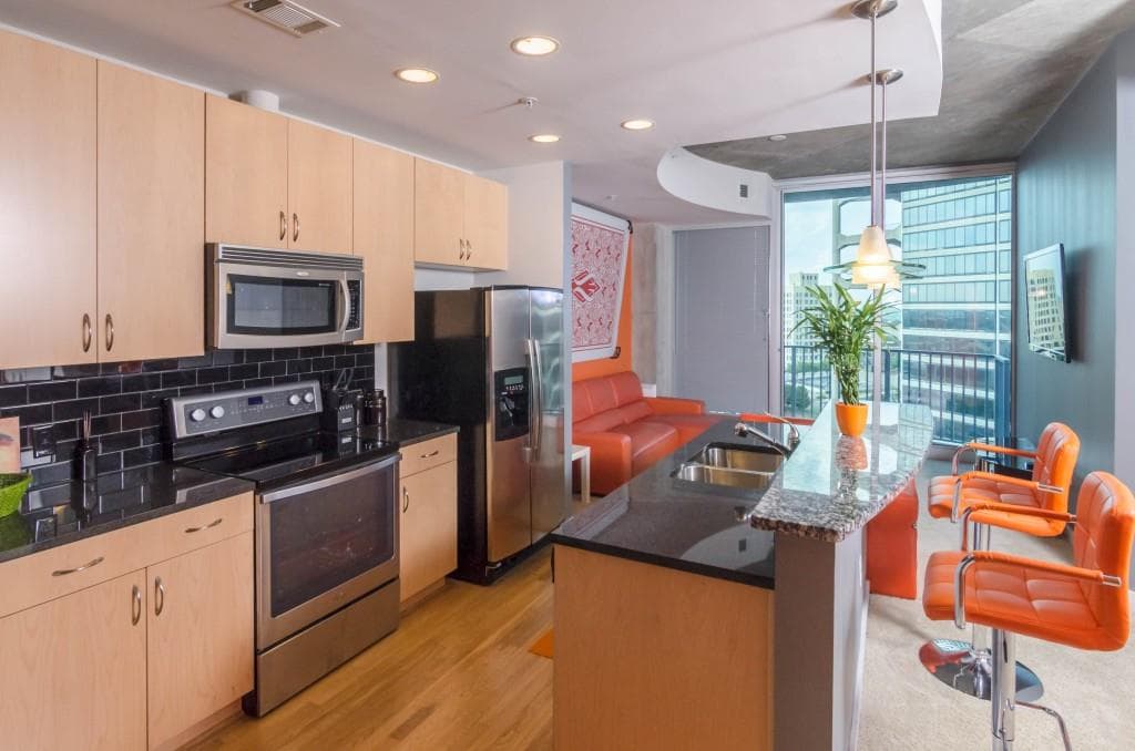 1 bedroom, 743 sq ft condominium sold at 400 W Peachtree Street 1314, Atlanta, GA 30308