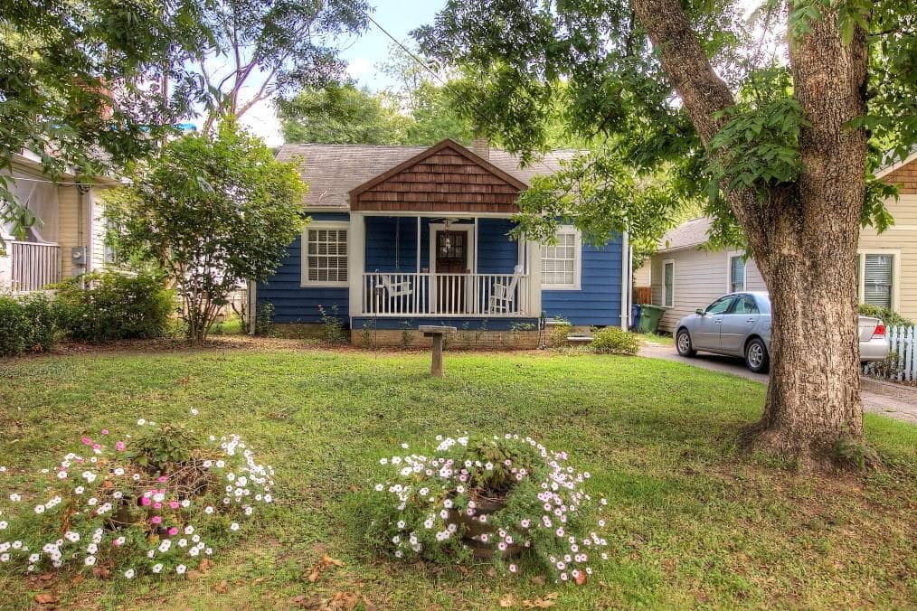 2 bedroom, 1,123 sq ft single family residence sold at 985 Hall Place, Atlanta, GA 30318