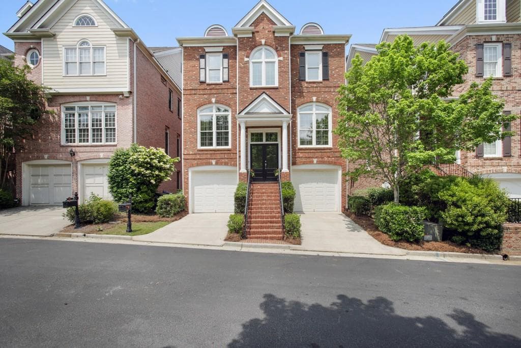 4 bedroom, 3,811 sq ft single family residence sold at 1111 Valley Overlook Drive, Atlanta, GA 30324