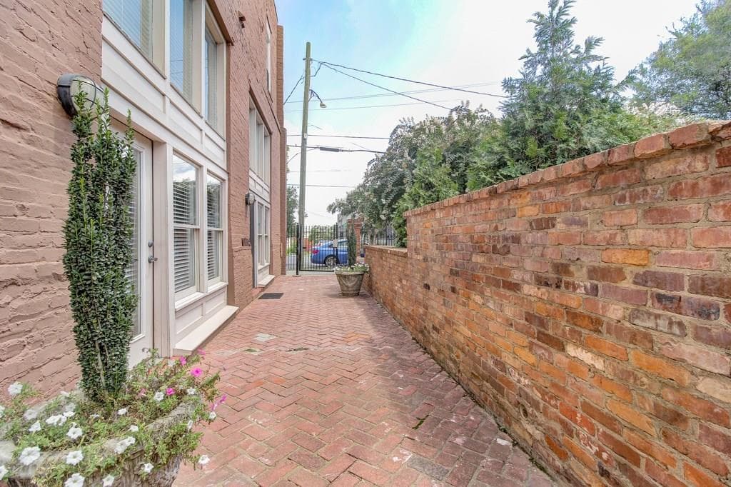 1 bedroom, 1,148 sq ft condominium sold at 215 Peters Street B, Atlanta, GA 30313