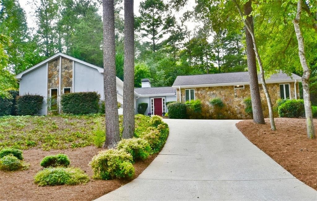 3 bedroom, 2,405 sq ft single family residence sold at 10550 Turner Road, Roswell, GA 30076
