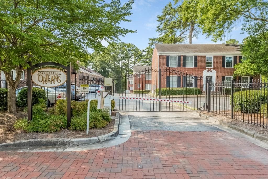 2 bedroom, 1,090 sq ft condominium sold at 3675 Peachtree Road 39, Atlanta, GA 30319