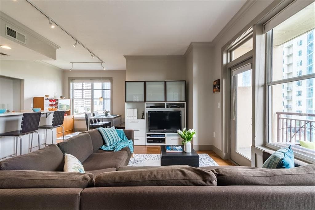 2 bedroom, 1,008 sq ft condominium sold at 1101 Juniper Street 702, Atlanta, GA 30309