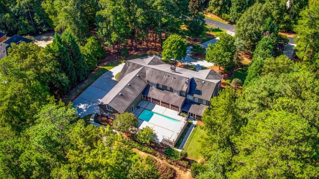 6 bedroom, 5,146 sq ft single family residence sold at 1025 Stonegate Court, Roswell, GA 30075
