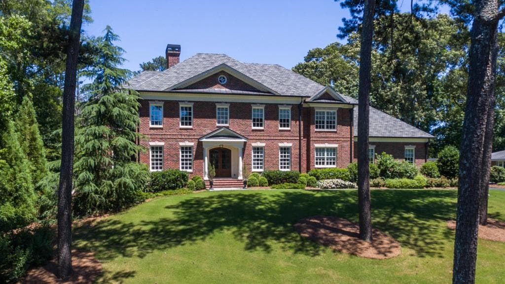 6 bedroom, 5,276 sq ft single family residence sold at 2761 Ridgewood Road, Atlanta, GA 30327