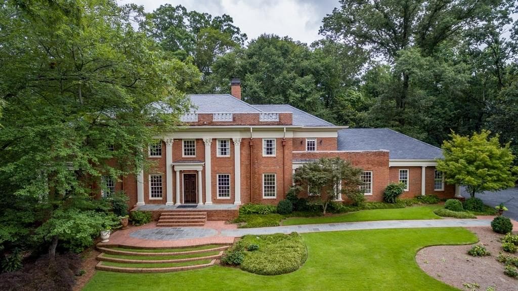 6 bedroom, 6,776 sq ft single family residence sold at 984 Foxcroft Road, Atlanta, GA 30327