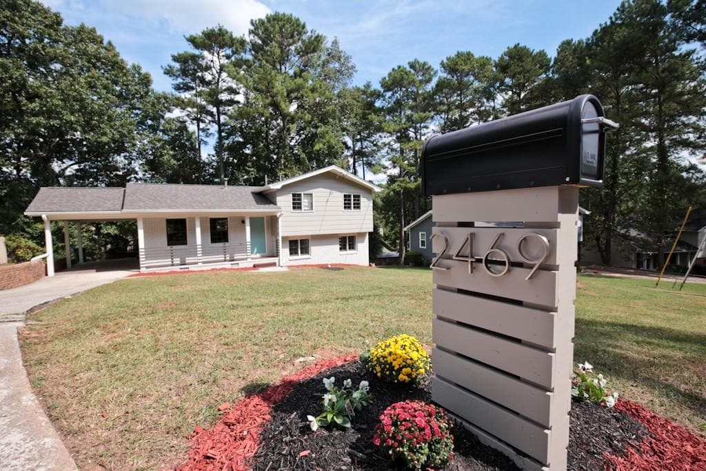 3 bedroom, 1,605 sq ft single family residence sold at 2469 Crestdale Circle, Atlanta, GA 30316