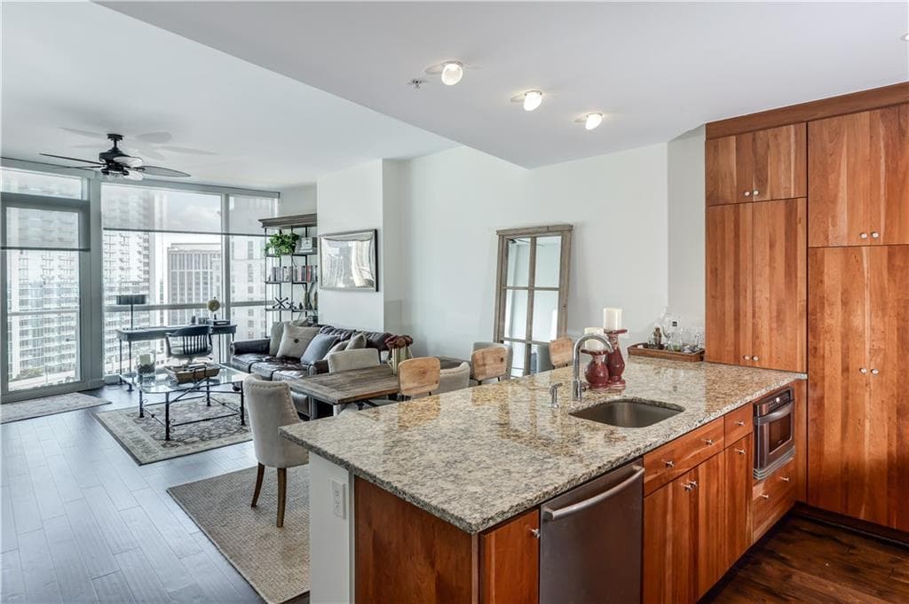 1 bedroom, 944 sq ft condominium sold at 3325 Piedmont Road 1709, Atlanta, GA 30305