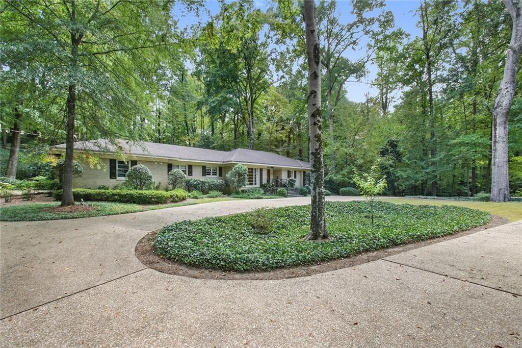 4 bedroom, 2,500 sq ft single family residence sold at 1490 Wesley Parkway, Atlanta, GA 30327