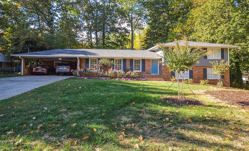 4 bedroom, 2,527 sq ft single family residence sold at 105 W Spalding Drive, Sandy Springs, GA 30328