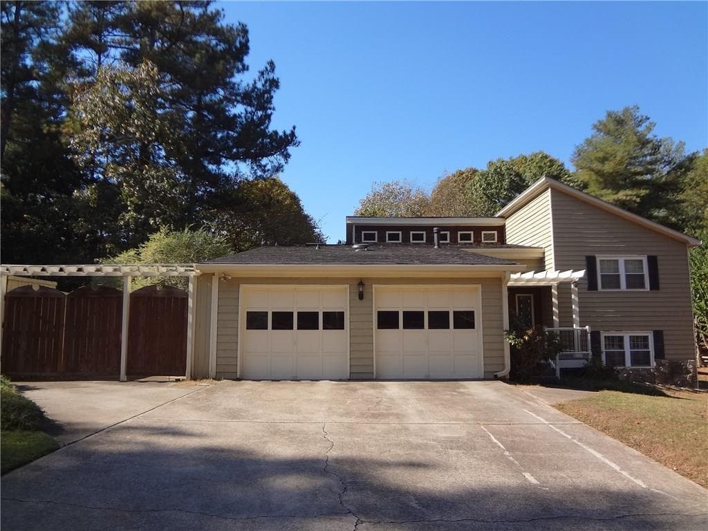 3 bedroom, 2,390 sq ft single family residence sold at 7185 Meadowsweet Trace, Roswell, GA 30076