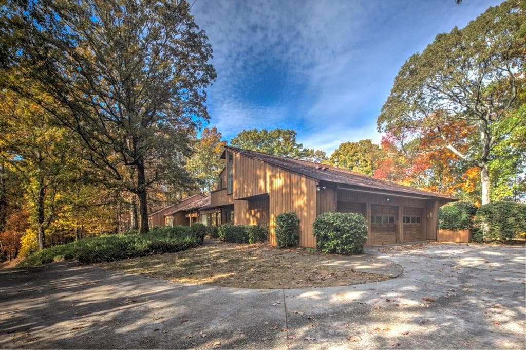5 bedroom, 4,678 sq ft single family residence sold at 4411 Sentinel Post Road, Atlanta, GA 30327