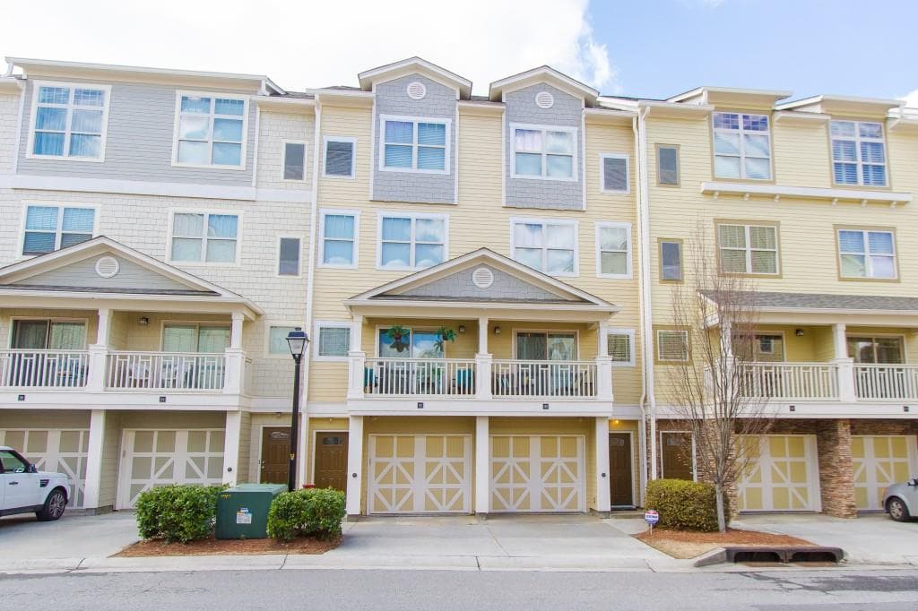 2 bedroom, 1,281 sq ft townhouse sold at 220 Semel Circle 130, Atlanta, GA 30309