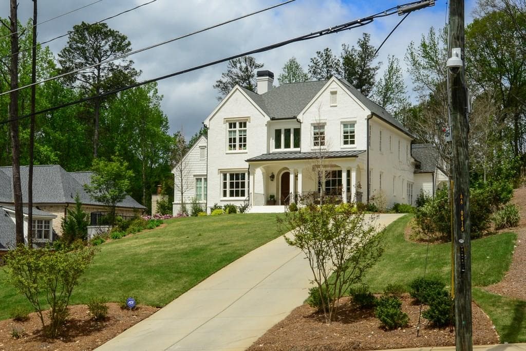 5 bedroom single family residence sold at 957 Peachtree Battle Avenue, Atlanta, GA 30327