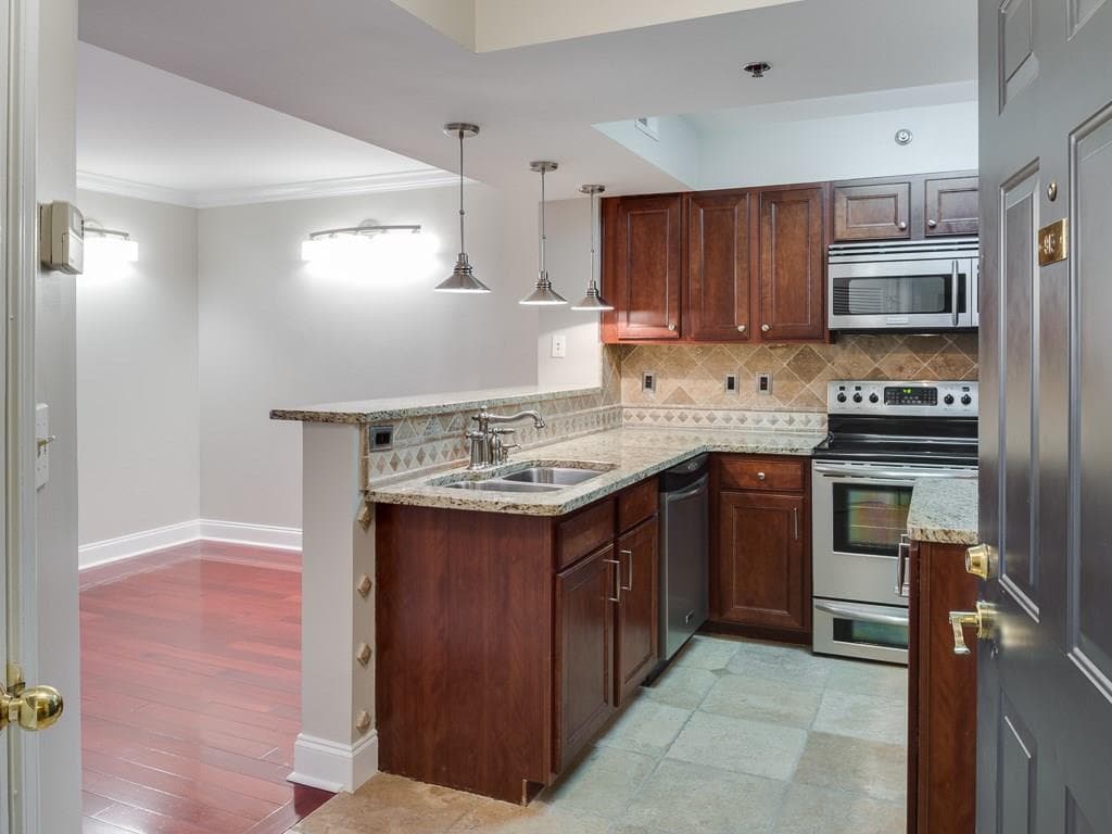 2 bedroom, 1,109 sq ft condominium sold at 795 Hammond Drive 913, Atlanta, GA 30328