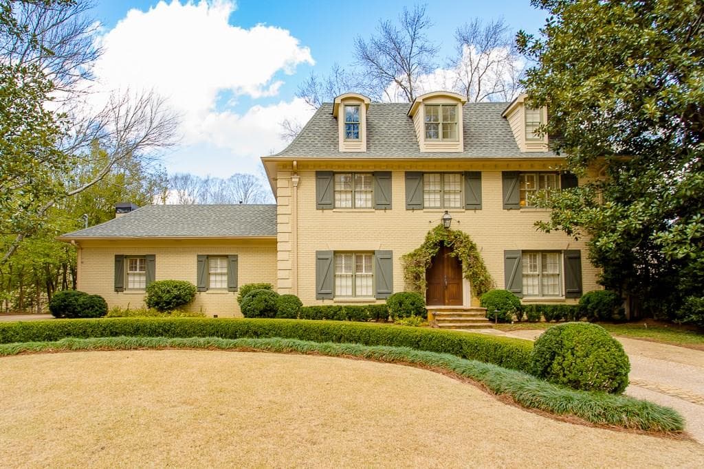 5 bedroom, 4,239 sq ft single family residence sold at 2586 Hyde Manor Drive, Atlanta, GA 30327