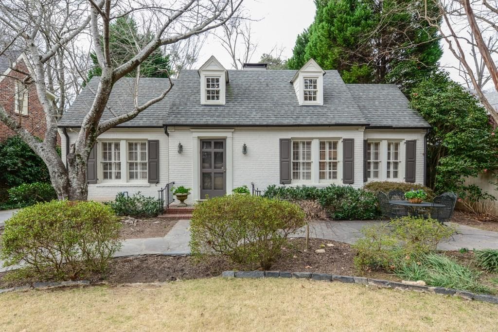 3 bedroom, 2,800 sq ft single family residence sold at 2366 Dellwood Drive, Atlanta, GA 30305