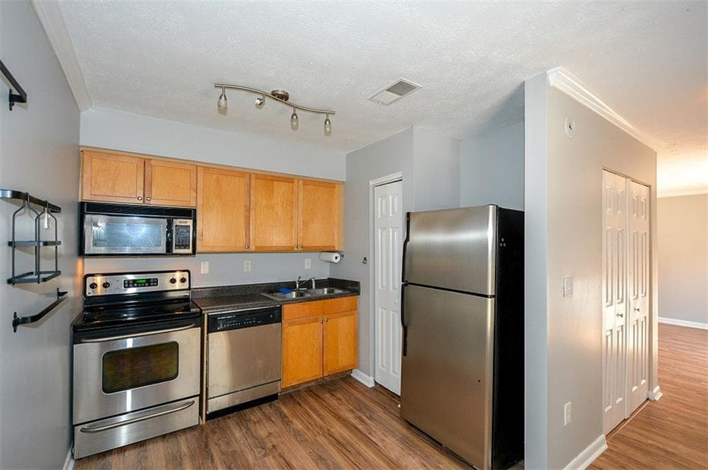 1 bedroom, 551 sq ft condominium sold at 1150 Collier Road D10, Atlanta, GA 30318