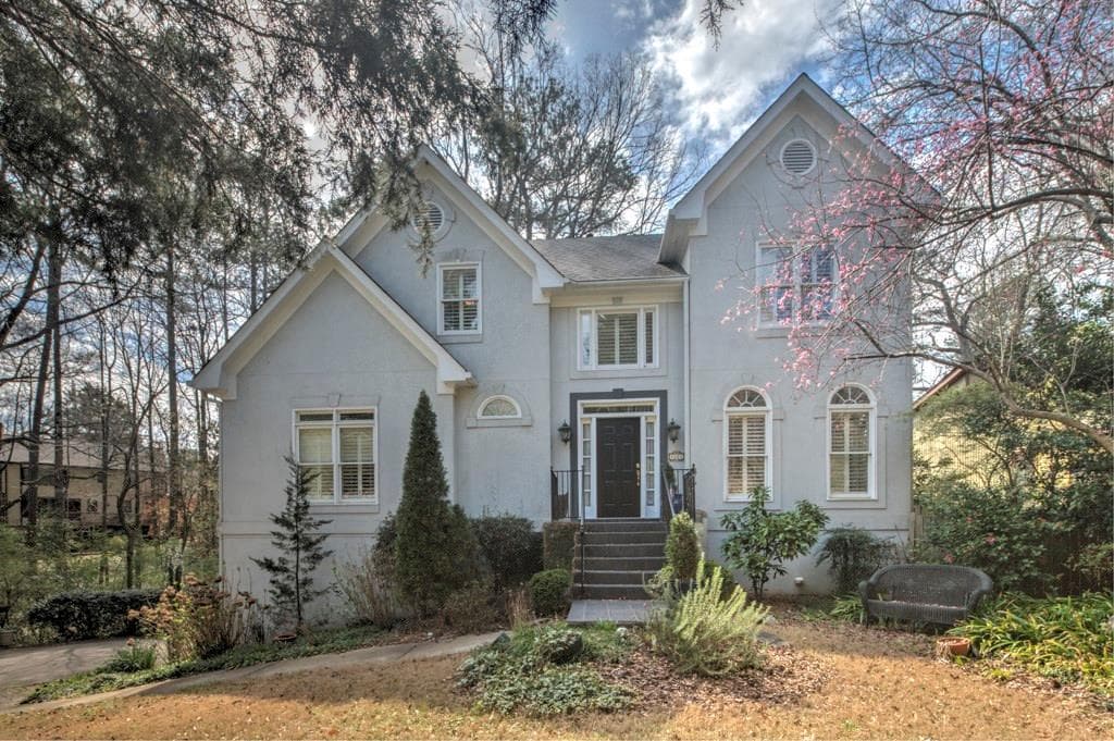 4 bedroom, 2,530 sq ft single family residence sold at 4224 Paces Ferry Road, Atlanta, GA 30339