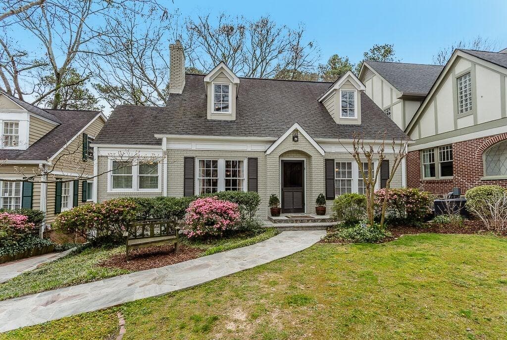 4 bedroom, 2,397 sq ft single family residence sold at 2113 Mckinley Road, Atlanta, GA 30318