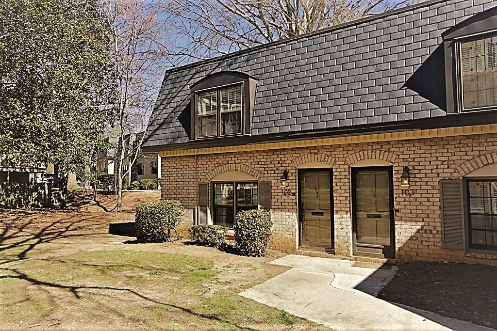 2 bedroom, 1,288 sq ft condominium sold at 102 Verlaine Place 102, Atlanta, GA 30327