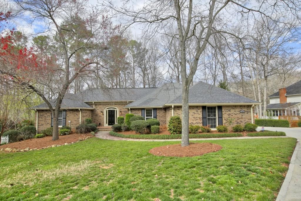 5 bedroom, 2,609 sq ft single family residence sold at 1065 Mountain Ivy Drive, Roswell, GA 30075