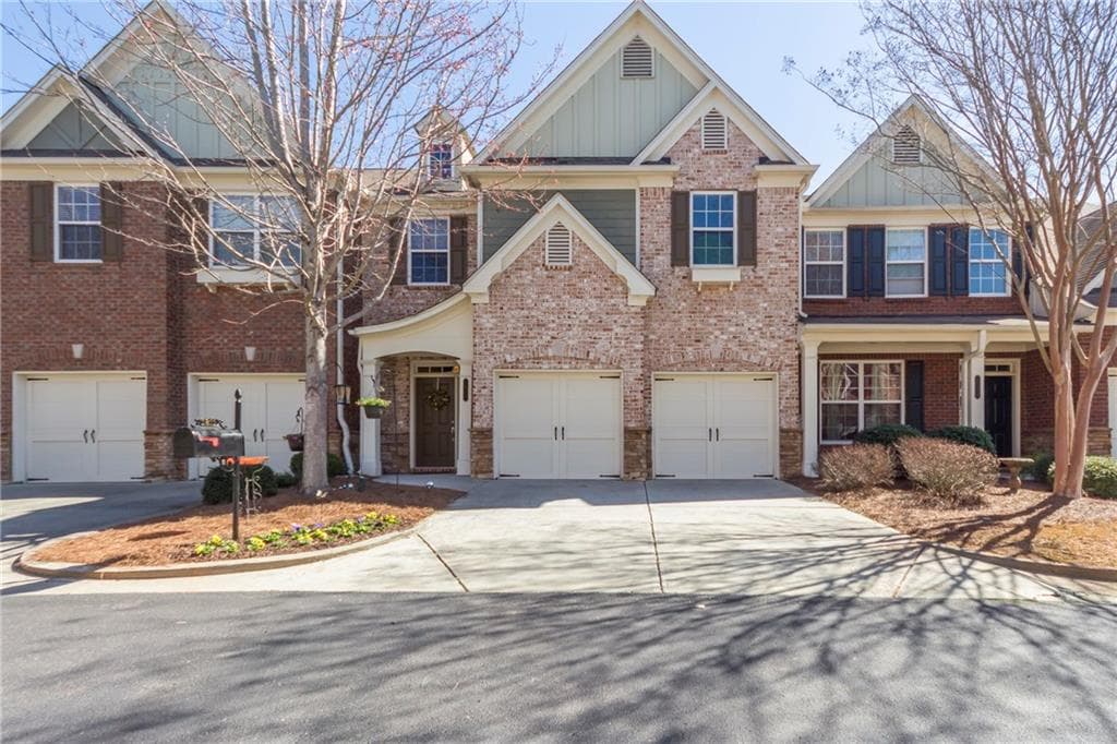 4 bedroom, 2,600 sq ft townhouse sold at 1311 Lexington Drive, Roswell, GA 30075