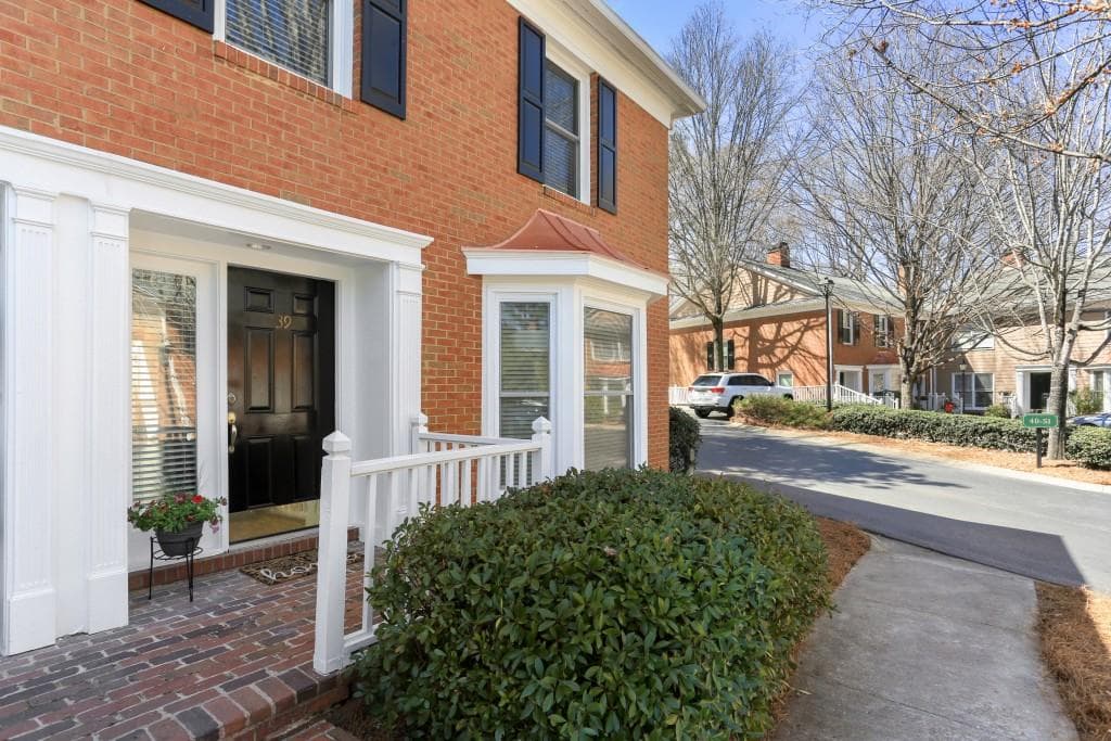 3 bedroom, 1,728 sq ft townhouse sold at 7500 Roswell Road 39, Sandy Springs, GA 30350