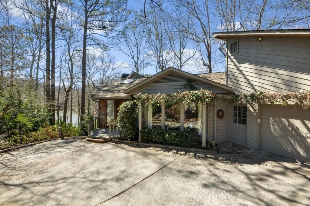 4 bedroom, 3,846 sq ft single family residence sold at 4285 Highland View, Roswell, GA 30075