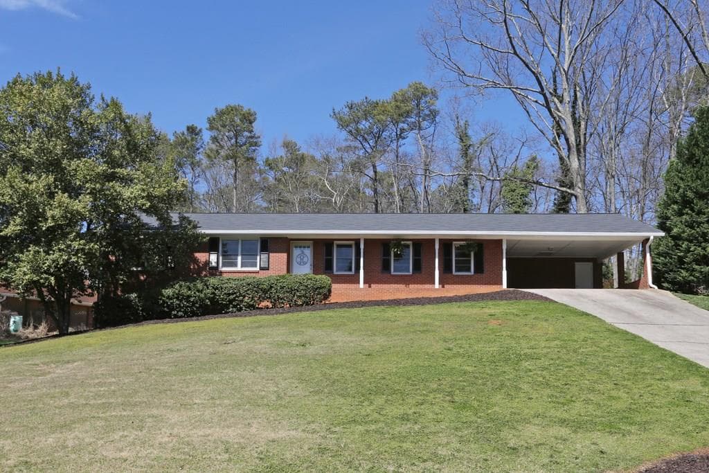 4 bedroom, 1,868 sq ft single family residence sold at 295 Lake Crest Drive, Roswell, GA 30075