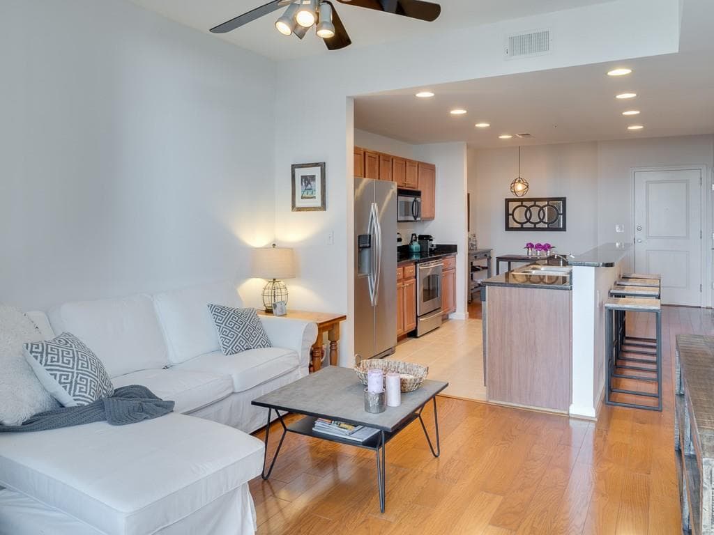 1 bedroom, 800 sq ft condominium sold at 3040 Peachtree Road 408, Atlanta, GA 30305