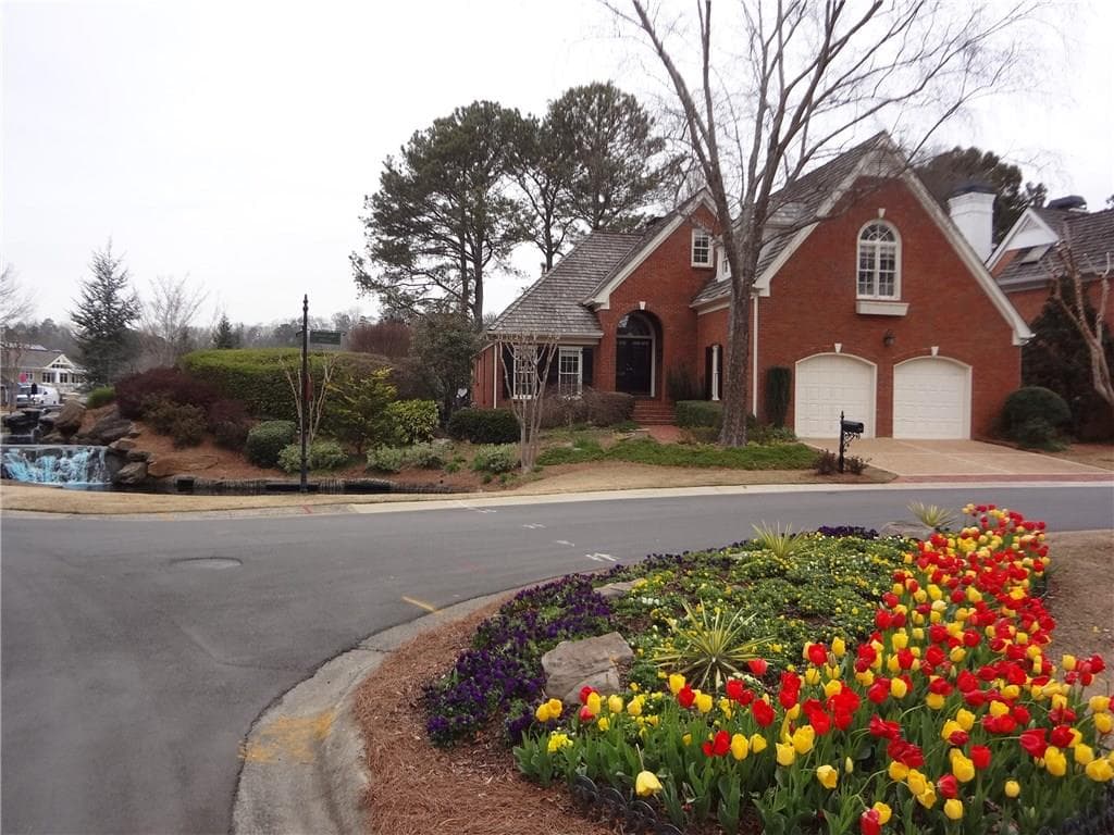 3 bedroom, 3,481 sq ft single family residence sold at 6300 Brookside Place, Roswell, GA 30076