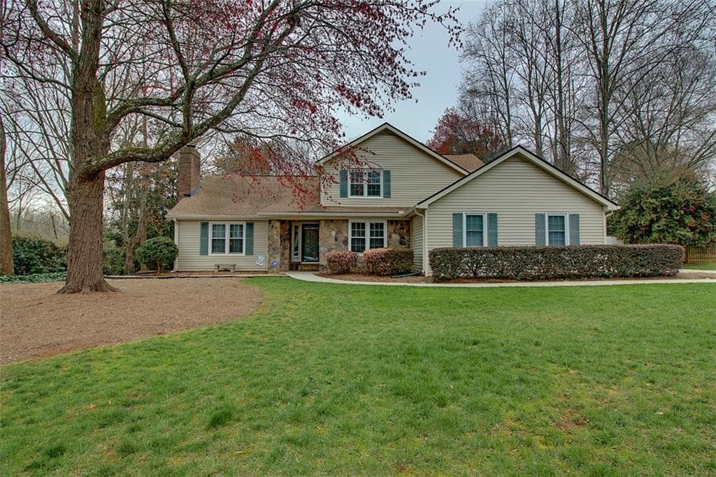 5 bedroom, 3,130 sq ft single family residence sold at 545 Saddle Creek Circle, Roswell, GA 30076
