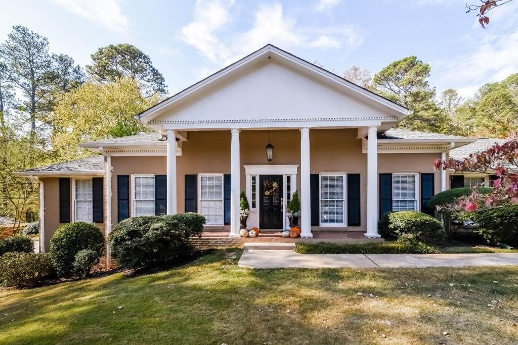 5 bedroom, 4,123 sq ft single family residence sold at 9480 River Lake Drive, Roswell, GA 30075