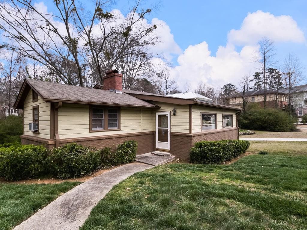 3 bedroom, 1,124 sq ft single family residence sold at 3227 Lynwood Drive, Brookhaven, GA 30319