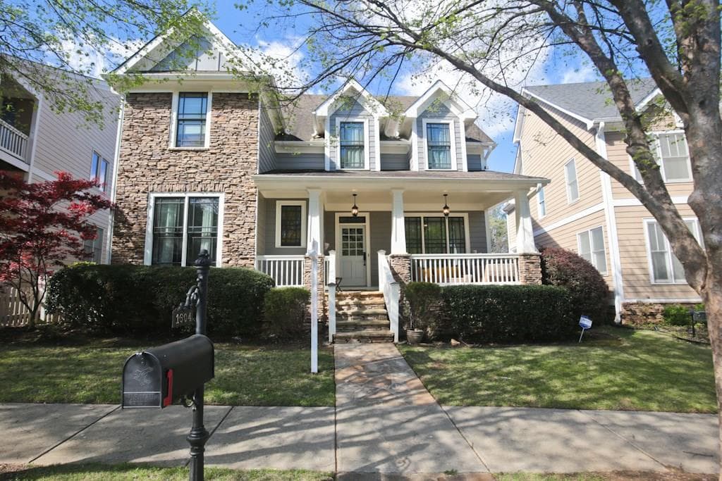 4 bedroom, 3,758 sq ft single family residence sold at 1604 Gates Place, Atlanta, GA 30318